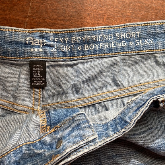 Gap sexy boyfriend fit denim shorts - Picture 2 of 4